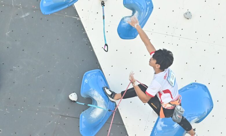 Daftar alat panjat tebing yang digunakan harus dimiliki pemanjat